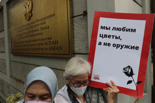 Aksi Setangkai Kembang dan Satu Nyanyian untuk Perdamaian Rusia-Ukraina