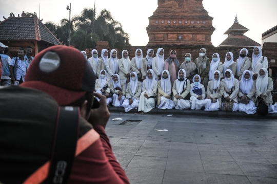Berkah Musim Ziarah Bagi Fotografer Keliling Menara Kudus