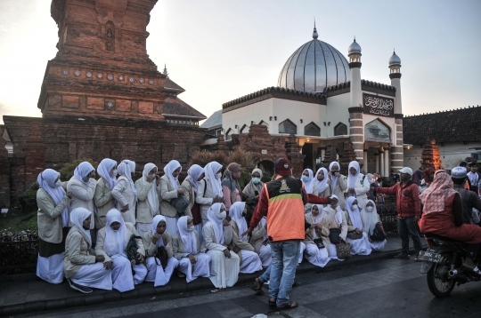 Berkah Musim Ziarah Bagi Fotografer Keliling Menara Kudus