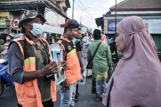 Berkah Musim Ziarah Bagi Fotografer Keliling Menara Kudus