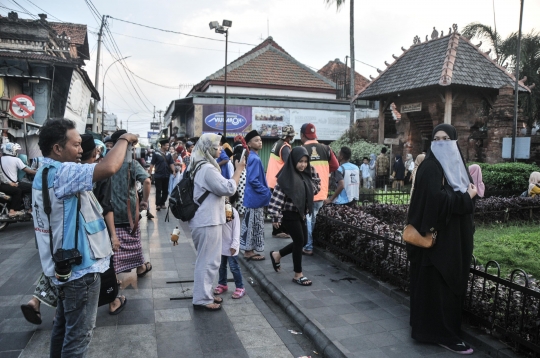 Berkah Musim Ziarah Bagi Fotografer Keliling Menara Kudus