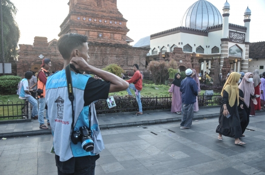 Berkah Musim Ziarah Bagi Fotografer Keliling Menara Kudus