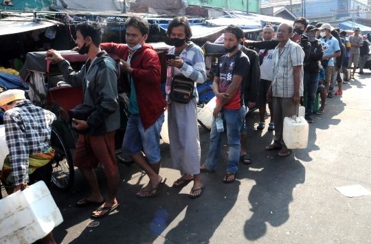 Antrean Panjang Pedagang Kecil Demi Minyak Goreng Curah