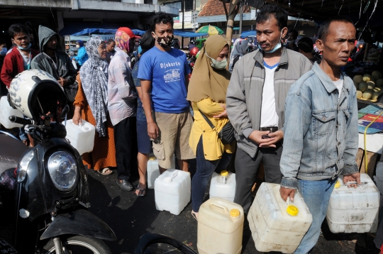 Antrean Panjang Pedagang Kecil Demi Minyak Goreng Curah