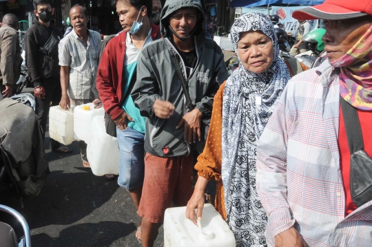 Antrean Panjang Pedagang Kecil Demi Minyak Goreng Curah