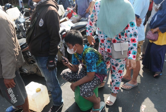 Antrean Panjang Pedagang Kecil Demi Minyak Goreng Curah