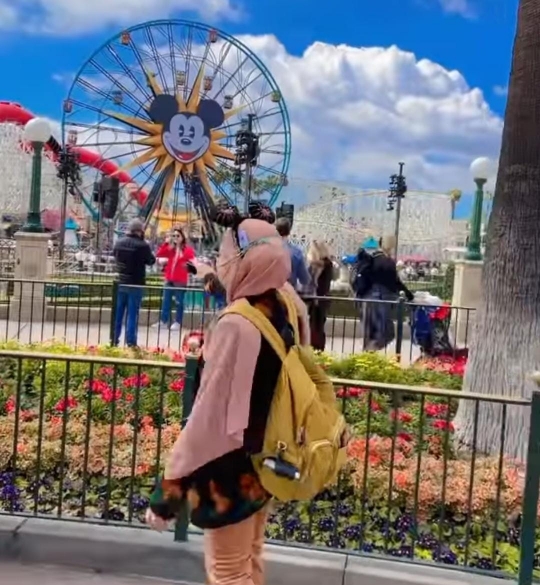 Potret Umi Kalsum Ibunda Ayu Ting Ting Liburan di Disneyland California, Happy Banget