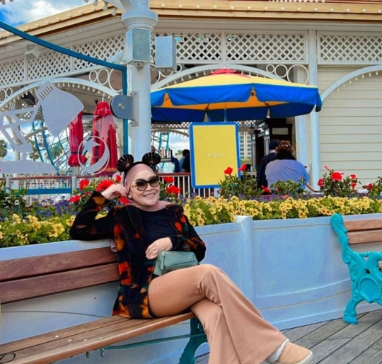 Potret Umi Kalsum Ibunda Ayu Ting Ting Liburan di Disneyland California, Happy Banget