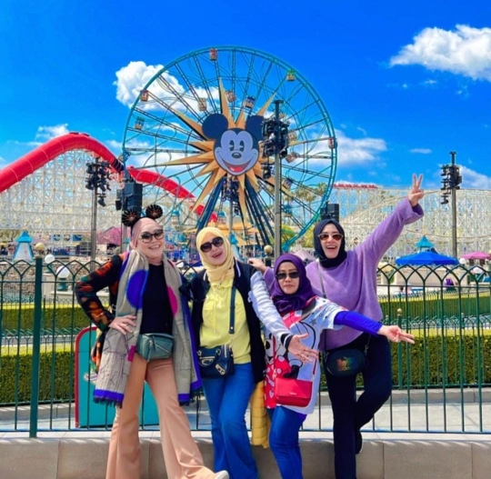 Potret Umi Kalsum Ibunda Ayu Ting Ting Liburan di Disneyland California, Happy Banget