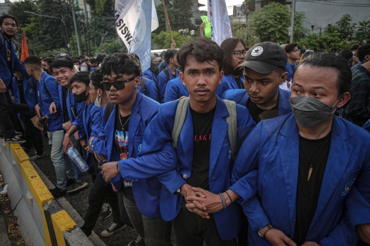 Tuntut Batalkan Perpanjangan Jabatan Presiden, Massa BEM Banjiri Harmoni