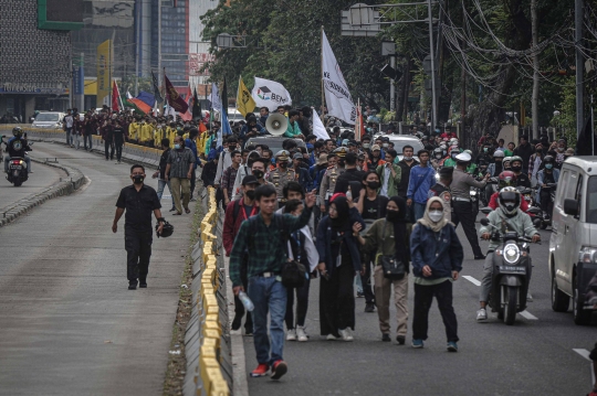 Tuntut Batalkan Perpanjangan Jabatan Presiden, Massa BEM Banjiri Harmoni