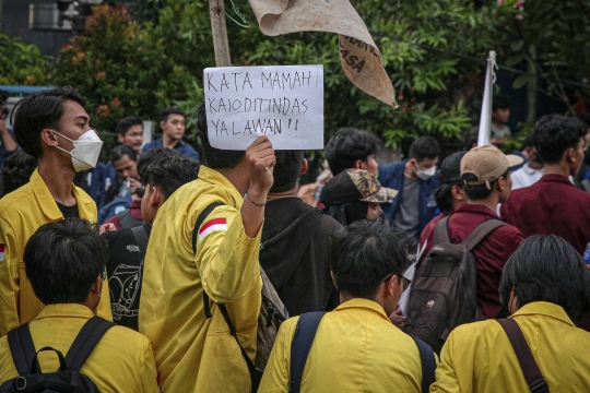 Tuntut Batalkan Perpanjangan Jabatan Presiden, Massa BEM Banjiri Harmoni