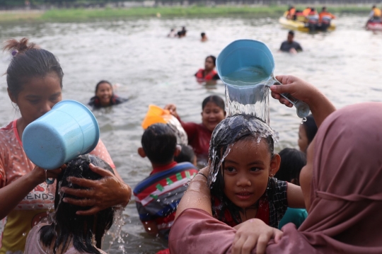 Tradisi Keramas Bersama di Sungai Cisadane Jelang Puasa