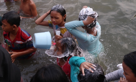 Tradisi Keramas Bersama di Sungai Cisadane Jelang Puasa