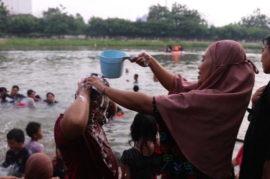 Tradisi Keramas Bersama di Sungai Cisadane Jelang Puasa