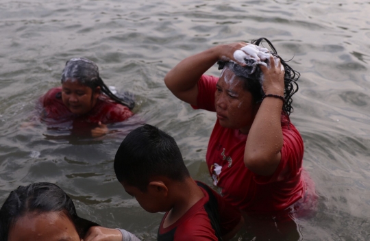 Tradisi Keramas Bersama di Sungai Cisadane Jelang Puasa