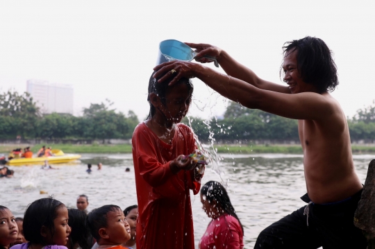 Tradisi Keramas Bersama di Sungai Cisadane Jelang Puasa