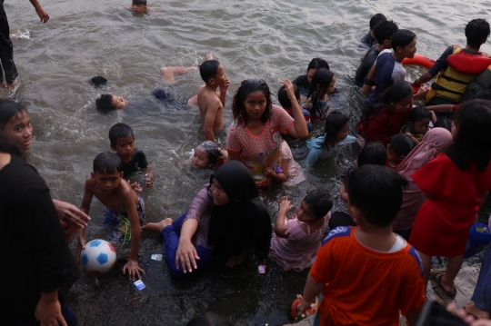 Tradisi Keramas Bersama di Sungai Cisadane Jelang Puasa