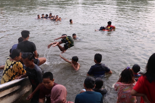 Tradisi Keramas Bersama di Sungai Cisadane Jelang Puasa