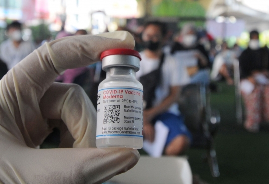 Jadi Syarat Mudik, Warga Bondong-Bondong Vaksin Booster di Kolong Flyover Ciputat