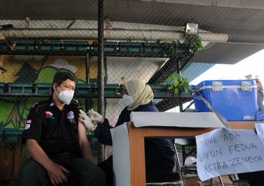 Jadi Syarat Mudik, Warga Bondong-Bondong Vaksin Booster di Kolong Flyover Ciputat