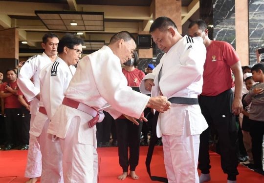 Potret Jenderal Dudung Terima Sabuk Hitam Dan-5 Judo, Begini Gaya Saat Banting Lawan
