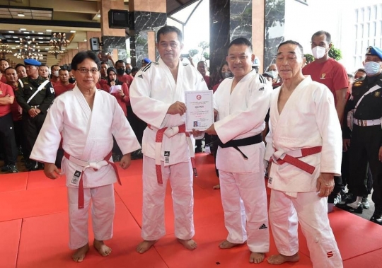 Potret Jenderal Dudung Terima Sabuk Hitam Dan-5 Judo, Begini Gaya Saat Banting Lawan