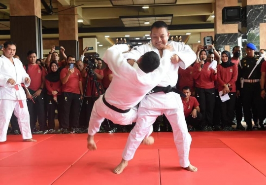 Potret Jenderal Dudung Terima Sabuk Hitam Dan-5 Judo, Begini Gaya Saat Banting Lawan