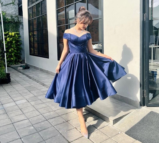 Potret Cantik Fuji Pakai Dress Biru, Disebut Tinkerbell Dunia Nyata