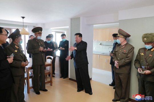 Semringah Kim Jong-un Tinjau Proyek Perumahan Mewah Korea Utara