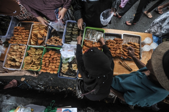 Tradisi Berburu Takjil Menjelang Buka Puasa Ramadan