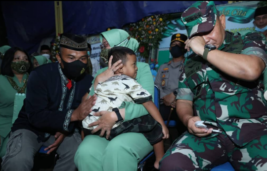 Momen Jenderal Dudung Jenguk Anak Sertu Eka, Dipangku Sampai Tak Kuasa Tahan Tangis