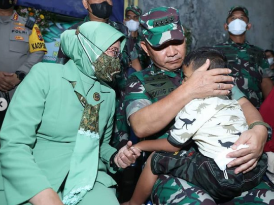 Momen Jenderal Dudung Jenguk Anak Sertu Eka, Dipangku Sampai Tak Kuasa Tahan Tangis