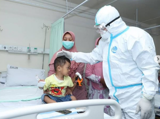 Momen Jenderal Dudung Jenguk Anak Sertu Eka, Dipangku Sampai Tak Kuasa Tahan Tangis