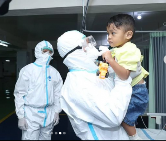 Momen Jenderal Dudung Jenguk Anak Sertu Eka, Dipangku Sampai Tak Kuasa Tahan Tangis