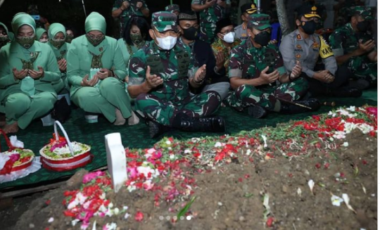 Momen Jenderal Dudung Jenguk Anak Sertu Eka, Dipangku Sampai Tak Kuasa Tahan Tangis