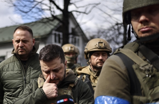 Wajah Muram Zelensky Saat Datangi Lokasi Mayat Bergelimpangan di Bucha Ukraina