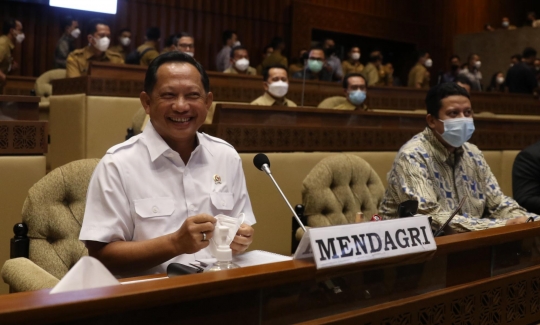 Reaksi Mendagri Tepis Pernyataan Komisi II DPR Soal Kepdes Deklarasi Jokowi 3 Periode