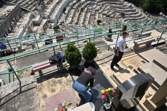 Potret Udara Saat Tradisi Pembersihan Makam Leluhur di Hong Kong