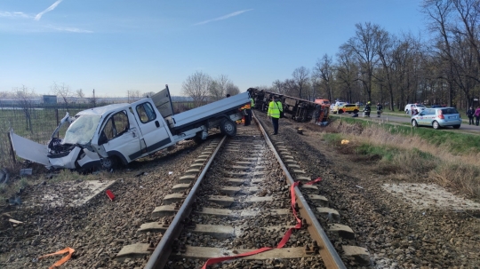 Pikup Tabrak Kereta Hingga Terguling di Hungaria, 5 Tewas