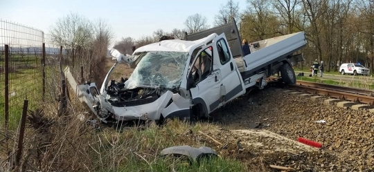 Pikup Tabrak Kereta Hingga Terguling di Hungaria, 5 Tewas