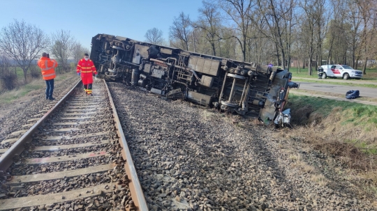 Pikup Tabrak Kereta Hingga Terguling di Hungaria, 5 Tewas