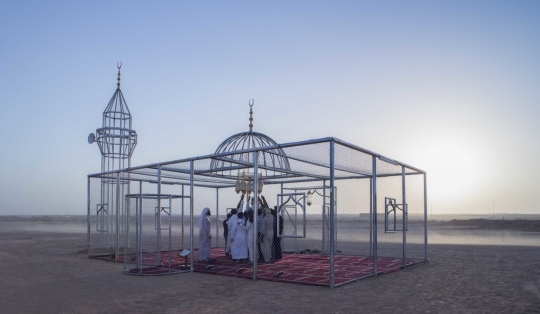 Penampakan Masjid Transparan di Arab Saudi, Ada di Padang Pasir dan Indah Saat Malam