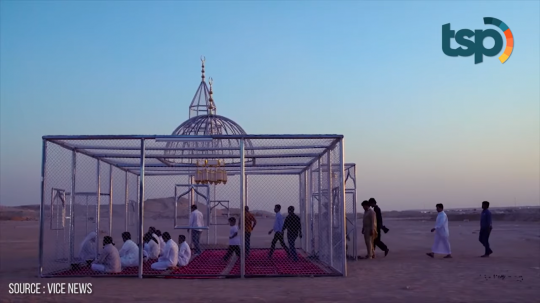 Penampakan Masjid Transparan di Arab Saudi, Ada di Padang Pasir dan Indah Saat Malam