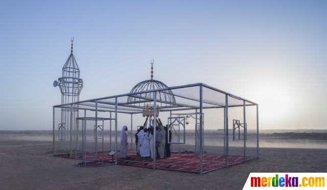 Masjid Transparan mempunyai filosofi yang bermakna “Surga Memiliki Banyak Gerbang”. Berada tepat di tengah padang pasir Arab Saudi.