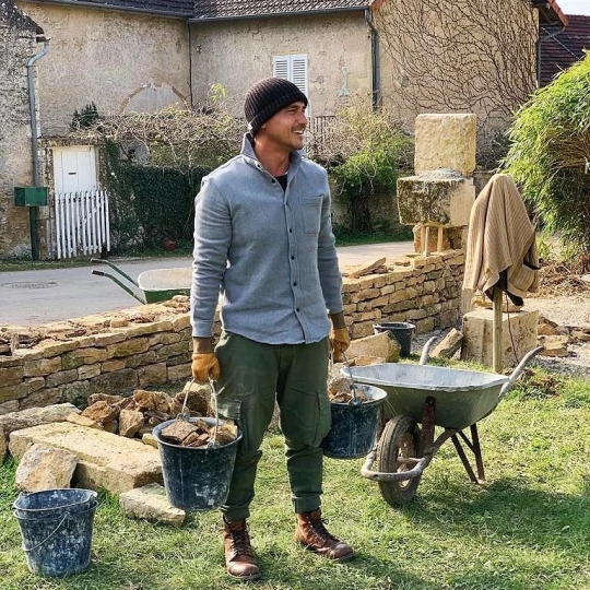 Potret Hamish Daud Bergaya Tukang Bangunan di Prancis, Netizen 'Nukang Aja Ganteng'