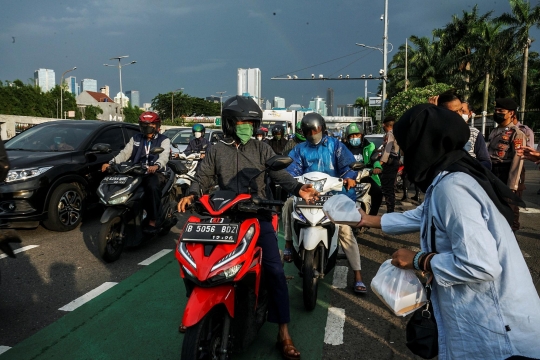 Aksi Demonstran Bagi-Bagi Takjil di Sela Demo Kasus Tambang Ilegal di DPR