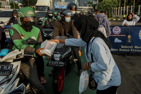 Aksi Demonstran Bagi-Bagi Takjil di Sela Demo Kasus Tambang Ilegal di DPR