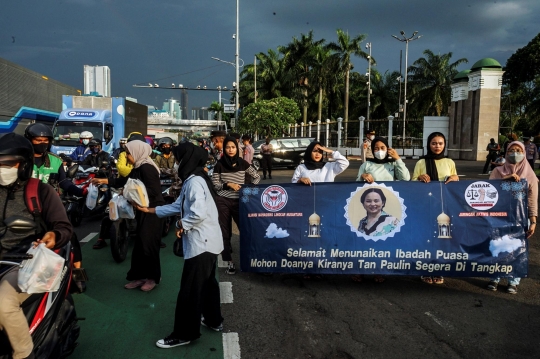 Aksi Demonstran Bagi-Bagi Takjil di Sela Demo Kasus Tambang Ilegal di DPR