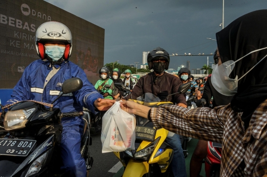 Aksi Demonstran Bagi-Bagi Takjil di Sela Demo Kasus Tambang Ilegal di DPR